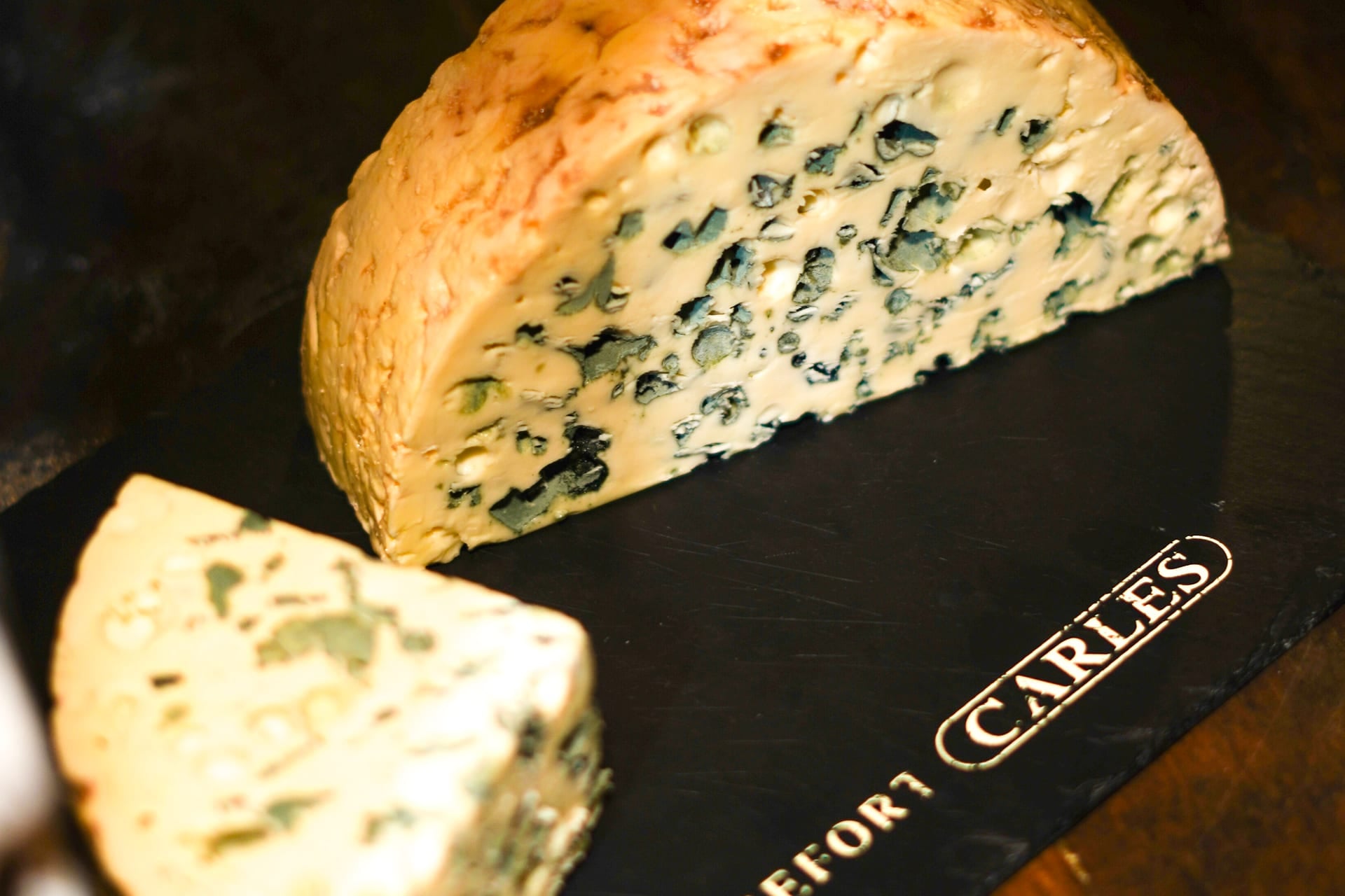 Tranche de feuilleté au Roquefort Carles révélant le cœur fondant