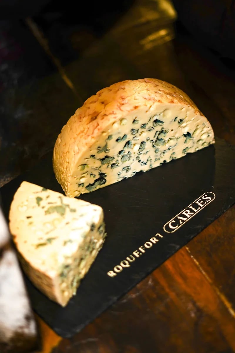 Plateau de Roquefort Carles préparé pour un feuilleté maison